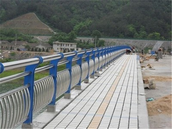 阜新不锈钢桥梁护栏的特性及其在现代建筑中的应用